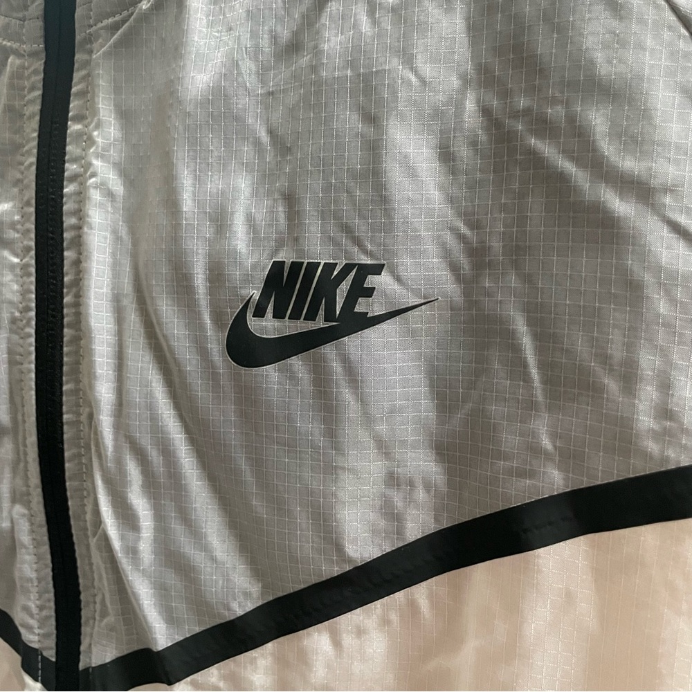 EUC Nike Transparent Nylon Windrunner Large - Picture 4 of 7